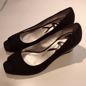 Open toe wedge shoe